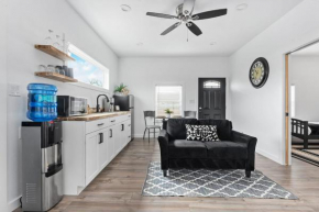 Hidden Cottage mins to Main St and sleeps 4